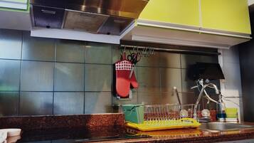 Fridge, oven, coffee/tea maker, blender