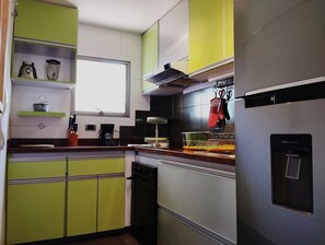 Kjøleskap, ovn, kaffetrakter/tekoker og hurtigmikser