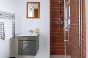 Basic Apartment, 1 Double Bed | Bathroom