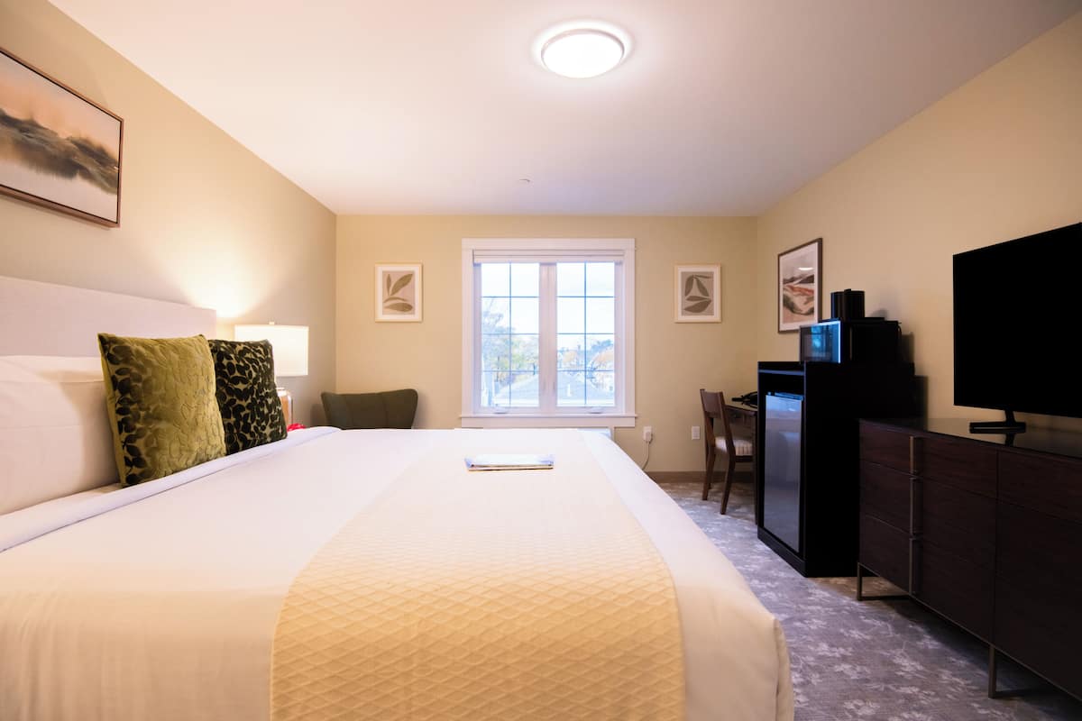 Basic Room, 1 King Bed | 1 bedroom, free WiFi, bed sheets
