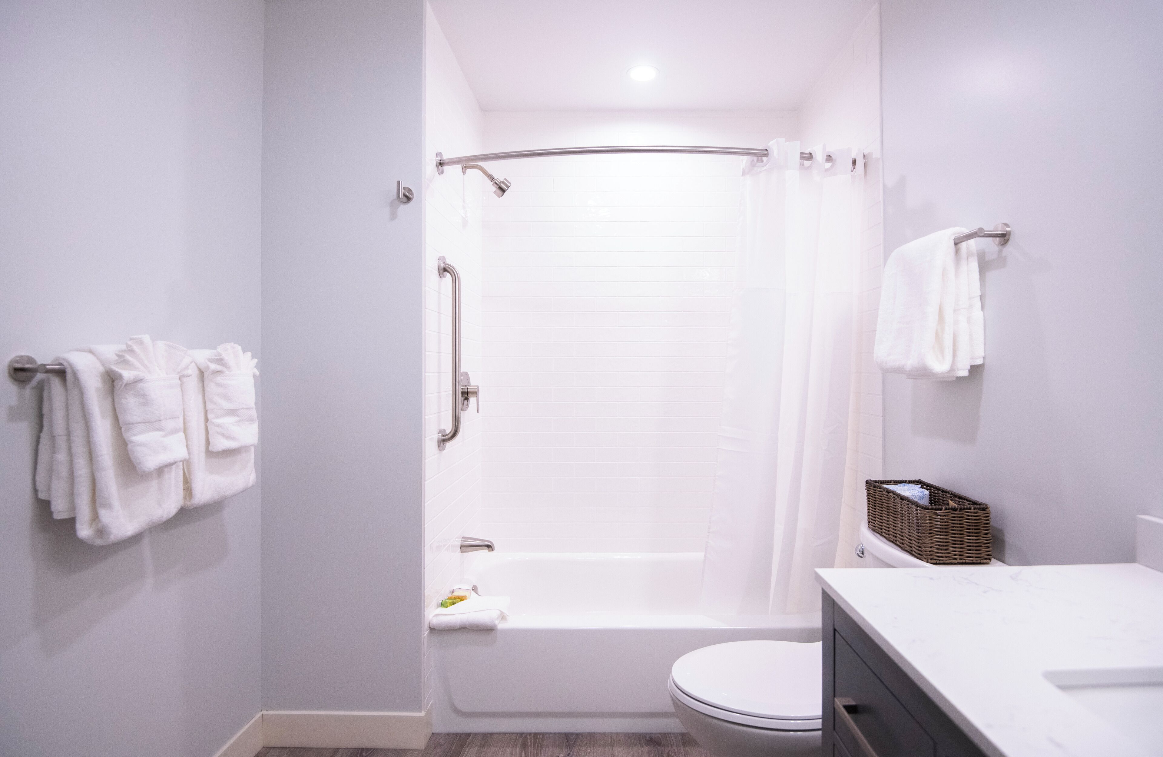 Un baño moderno con bañera, inodoro y cortina de ducha.