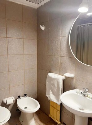 Secadora de cabello, bidet, toallas, jabón 