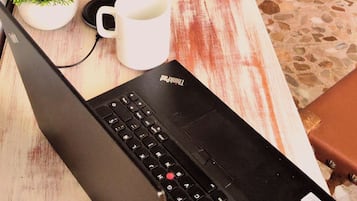 10 slaapkamers, een strijkplank/strijkijzer, reisbedje, wifi