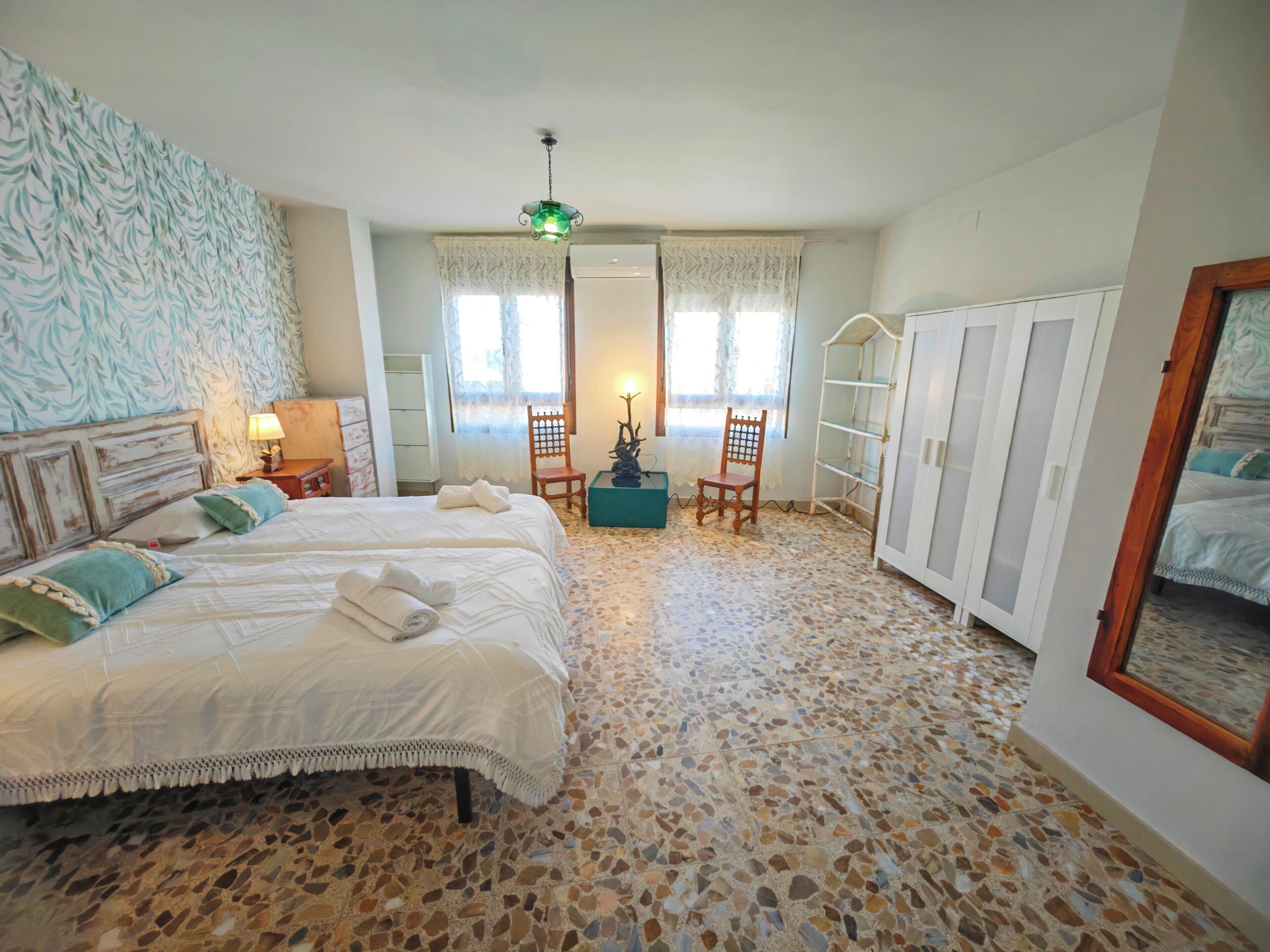 10 habitaciones, tabla de planchar con plancha, cuna de viaje y wifi 