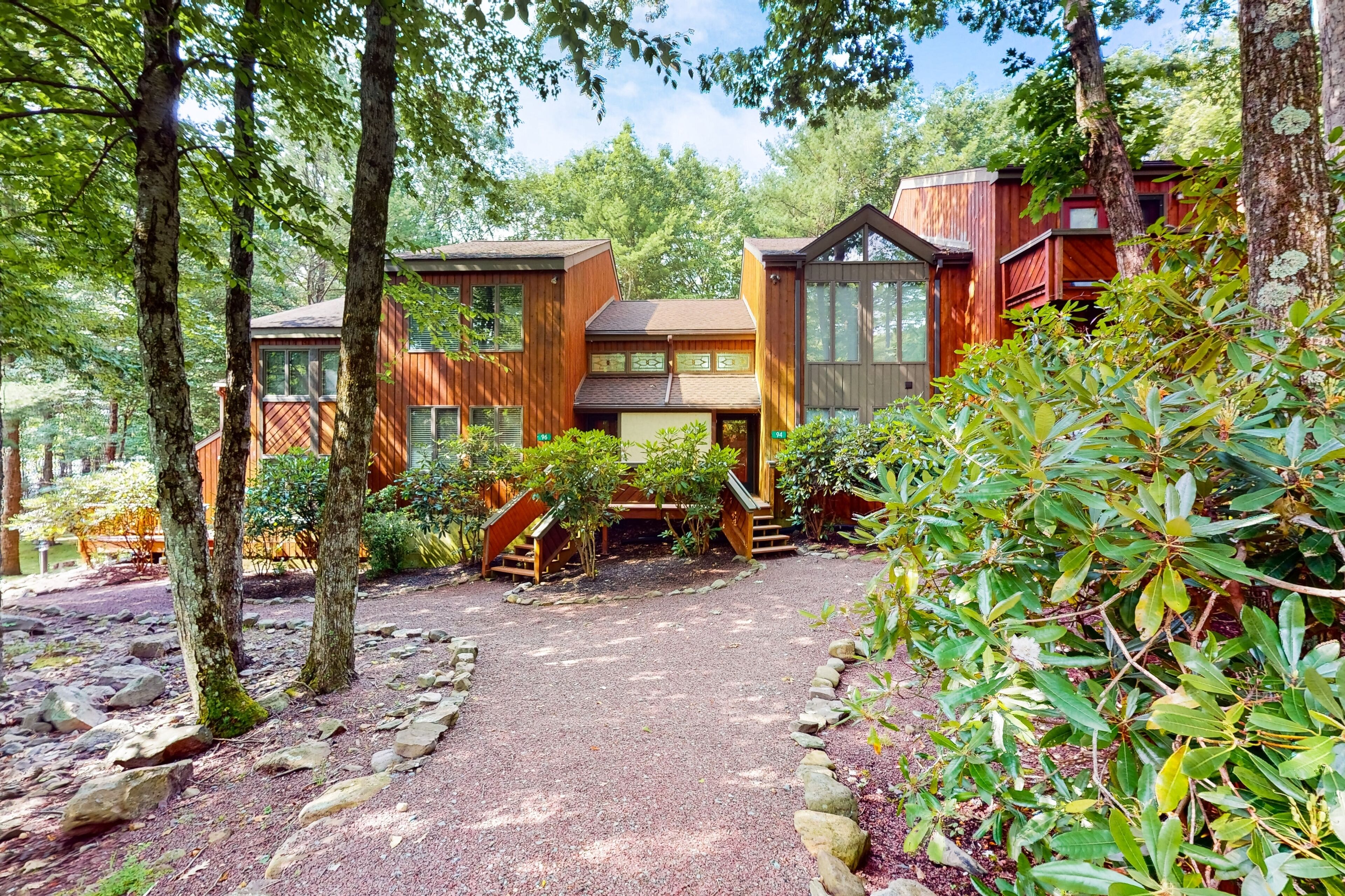 Condo in Lake Harmony open Memorial Day weekend w/lake club passes & pool