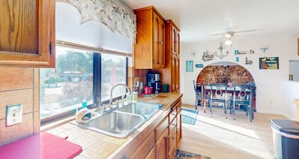 Sunny home near downtown with patio, fireplace, grill, washer/dryer, & Roku