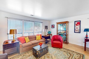 TV, fireplace, DVD player, video library - Sunny home near downtown with patio, fireplace, grill, washer/dryer, & Roku (Nipomo)