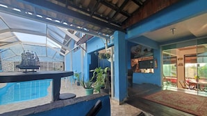 A spacious indoor area with a pool, a model ship, and a restaurant named "COMPETE IN THE LEAGUES". - Pousada Solar de Tamoios (Cabo Frio)