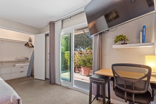 Guest Suite, Private Ent., 5 min LAX, Westchester