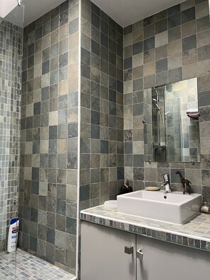 Dusche, Haartrockner, Handtücher, Seife