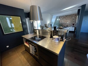 Kühlschrank, Mikrowelle, Ofen, Herdplatte