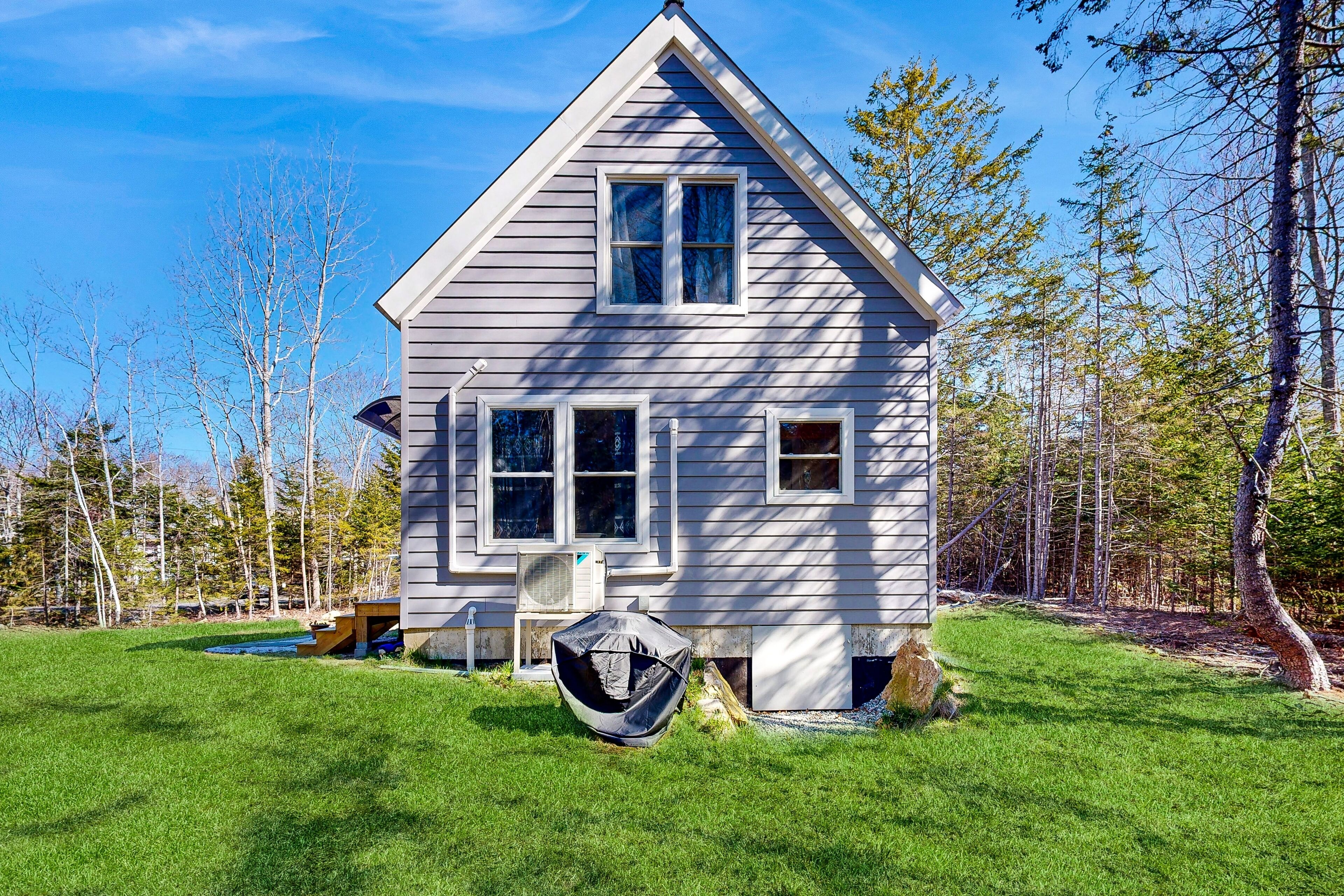 Dog-friendly forest cottage with HOA beach on Linekin Bay, walk to dining/spa