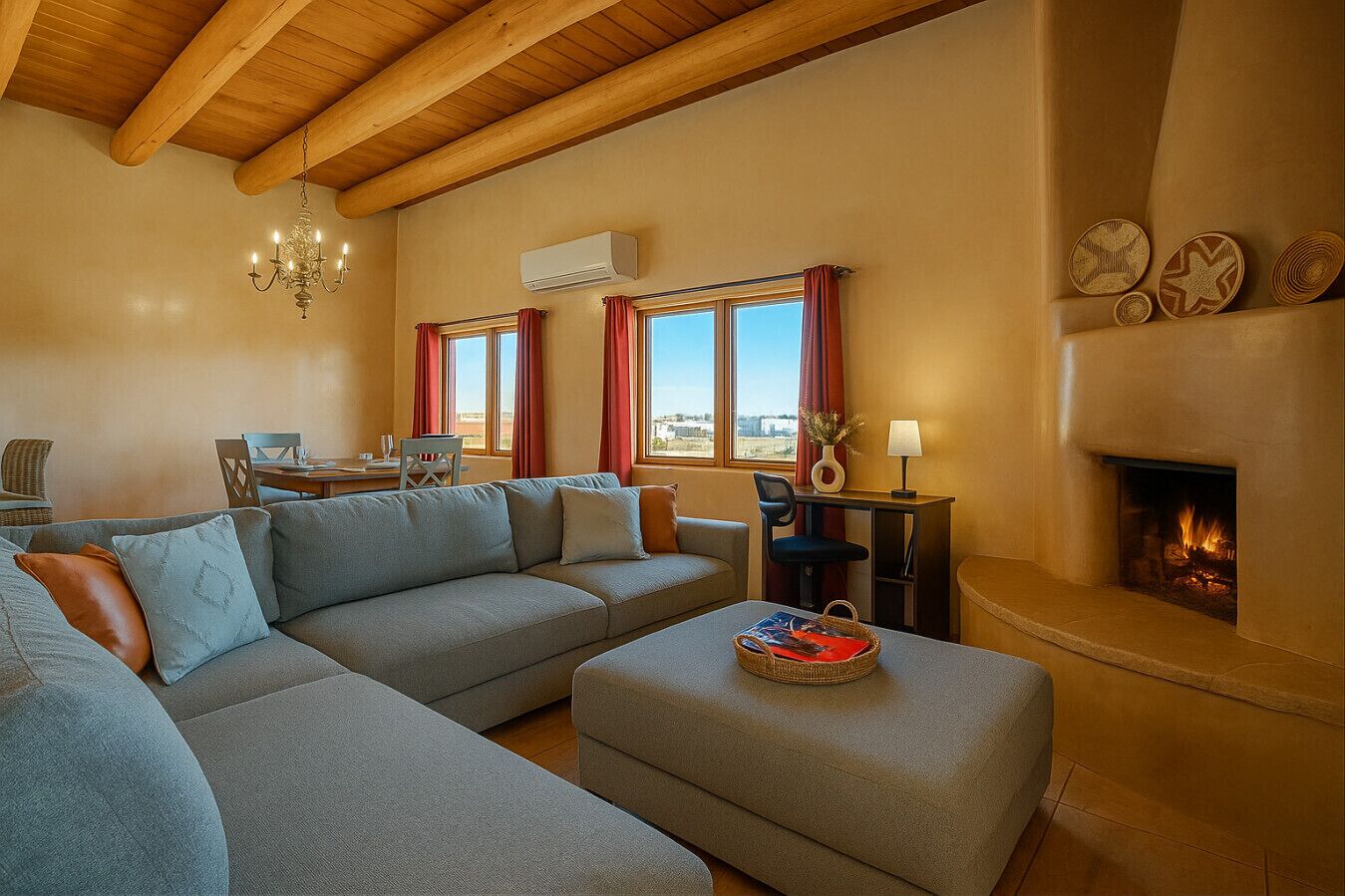 Televisión, chimenea y libros 