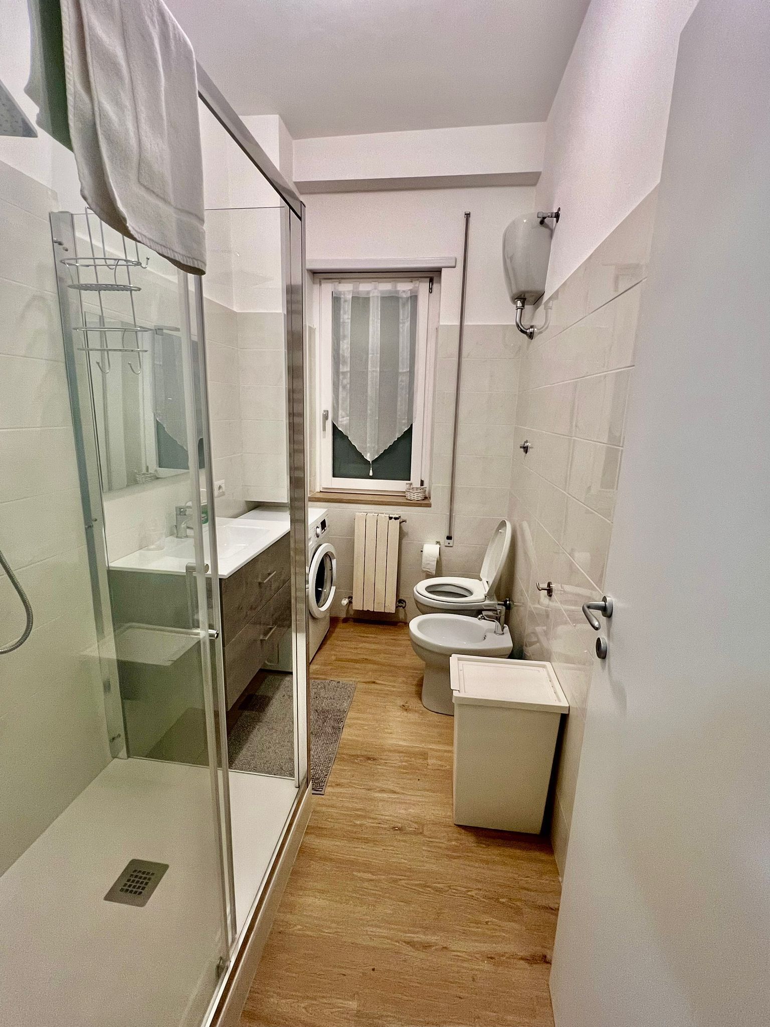 Haartrockner, Bidet, Handtücher, Seife