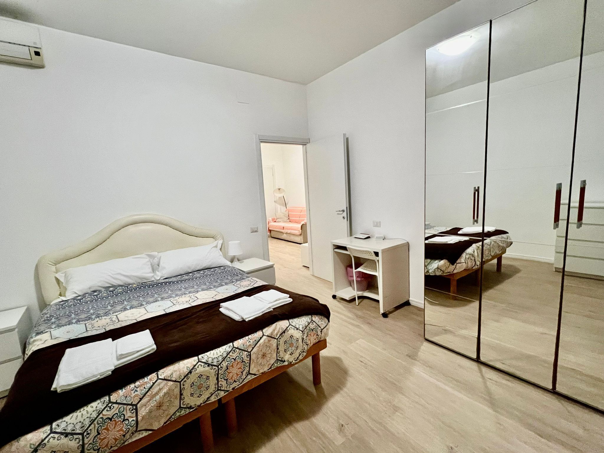 2 Schlafzimmer, Schreibtisch, Bügeleisen/Bügelbrett, Reisekinderbett