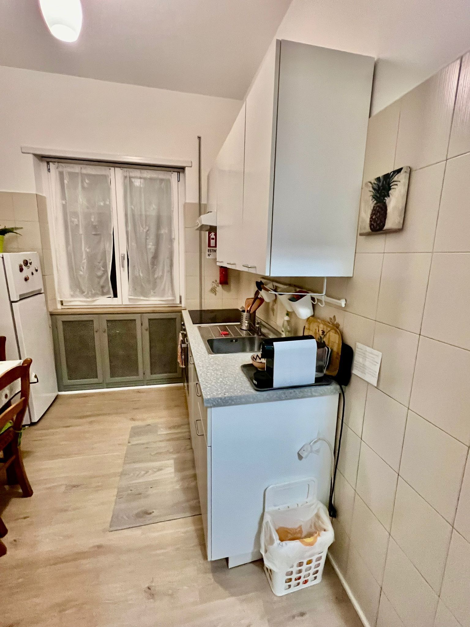 Kühlschrank, Ofen, Wasserkocher mit Kaffee-/Teezubehör