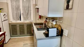 KĂŒhlschrank, Ofen, Wasserkocher mit Kaffee-/Teezubehör