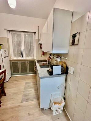 Fridge, oven, coffee/tea maker, cookware/dishes/utensils