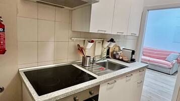 Frigorifero, forno, macchina per tè/caffè, pentole/stoviglie/utensili