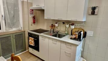 Frigorifero, forno, macchina per tè/caffè, pentole/stoviglie/utensili