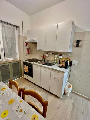 Kühlschrank, Ofen, Wasserkocher mit Kaffee-/Teezubehör