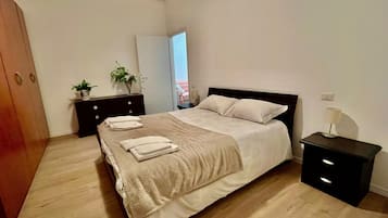 2 Schlafzimmer, Schreibtisch, BĂŒgeleisen/BĂŒgelbrett, Reisekinderbett