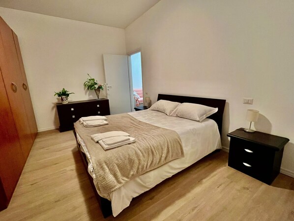 2 bedrooms, desk, iron/ironing board, travel cot