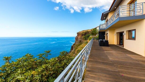 Ein Küsteneigentum mit Holzterrasse mit Blick aufs Meer, mit Balkonen und freier Meerblick.