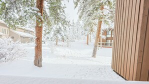 Een besneeuwde woonwijk met huizen en bomen.