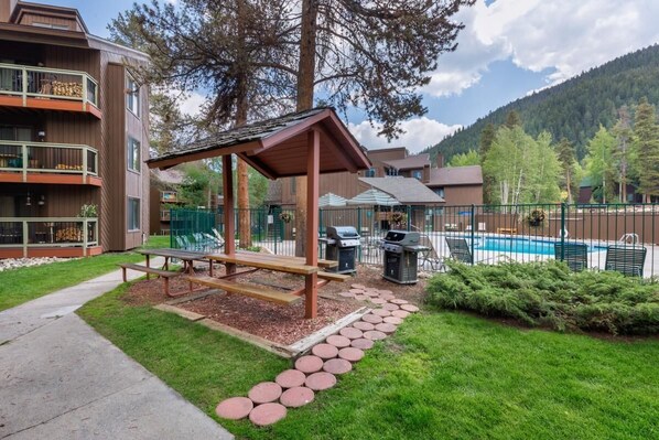 LÀgenhet - 1 kingsize-sÀng med bÀddsoffa (Wild Irishman 2 bed 2 bath retreat WI) | Restaurang utomhus