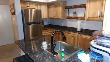 Full-sized fridge, microwave, oven, stovetop