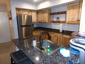 Full-size fridge, microwave, oven, stovetop - Wild Irishman 2 bed 2 bath Sleeps 9 WIBH (Keystone)