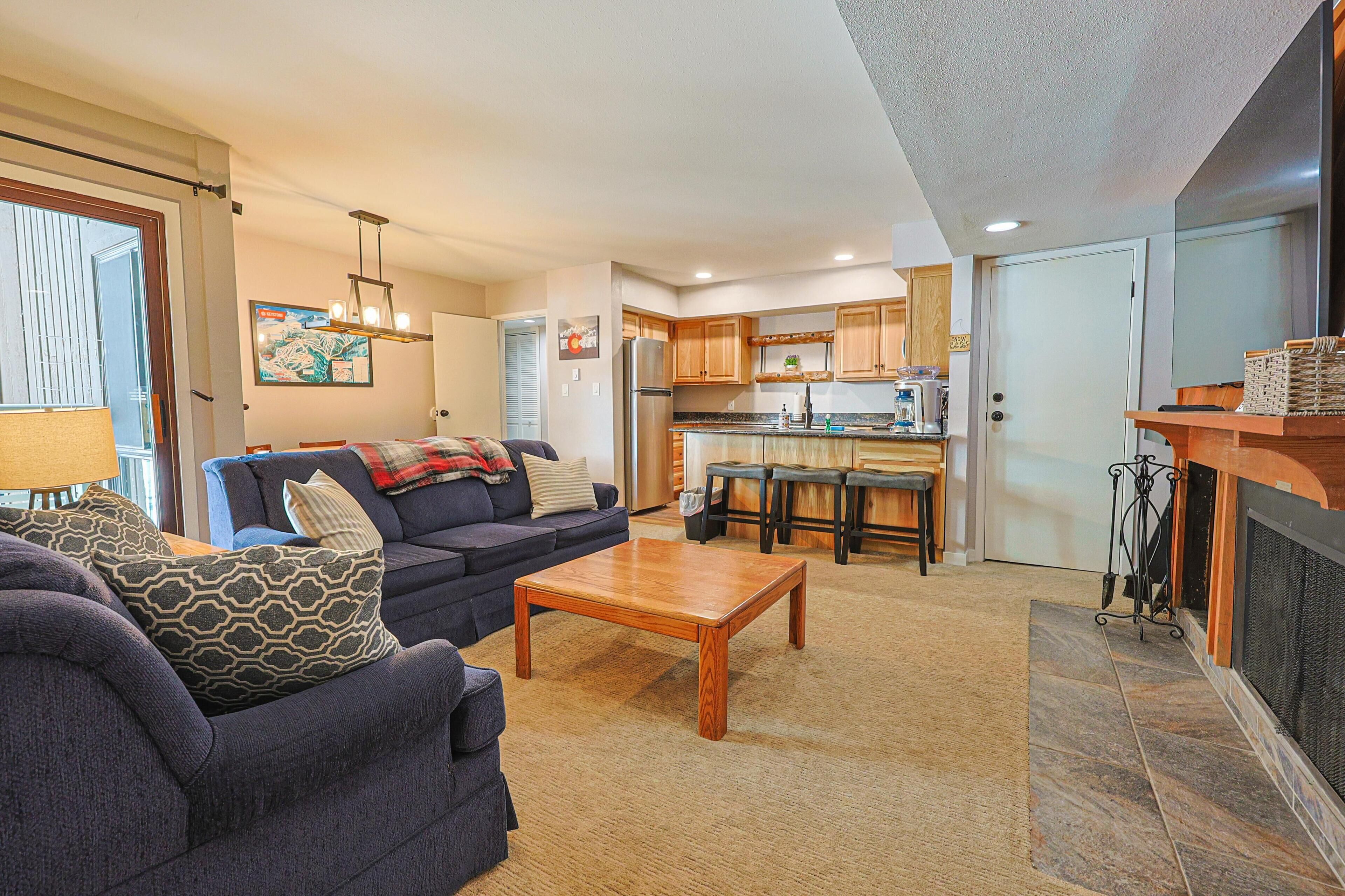 Condo, 1 très grand lit et 1 canapé-lit (Wild Irishman 2 bed 2 bath retreat WI) | Aire de séjour | Téléviseur à écran plat de 55 po avec télévision par câble