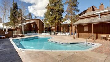 Appartement, 1 kingsize bed met slaapbank (Wild Irishman 2 bed 2 bath retreat WI) | Zwembad | Een buitenzwembad en een verwarmd zwembad