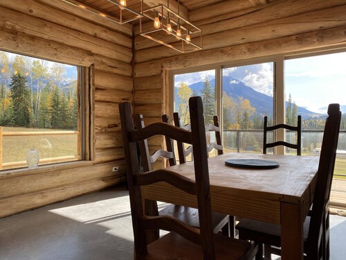 Field of Dreams, the brand new log cabin retreat w/ spectacular mountains views!