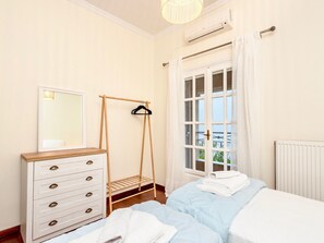 4 bedrooms, iron/ironing board, free WiFi, bed sheets
