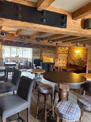 Bar (on property) - The Three Pigeons (Banbury)