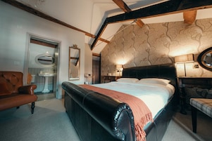 Quarto casal superior, suíte, vista para o pátio (1st Floor) | 1 quarto, cofres nos quartos, individualmente decorados
