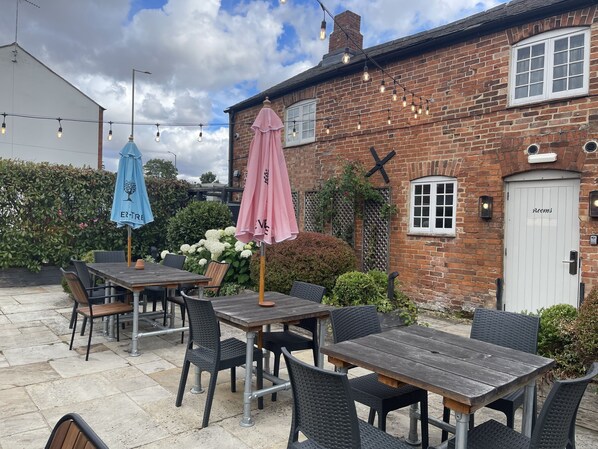 Exterior - The Three Pigeons (Banbury)