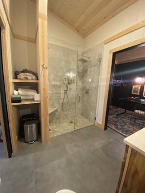 Dusche, Haartrockner, Bidet, Handtücher