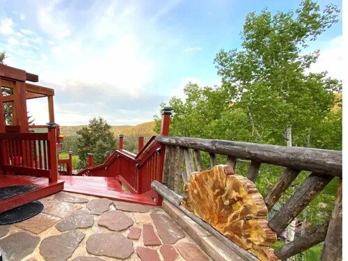 Mountain views, jacuzzi, deck, forest, wildlife