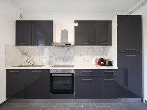 Lave-vaisselle, cafetière/bouilloire, chaise haute