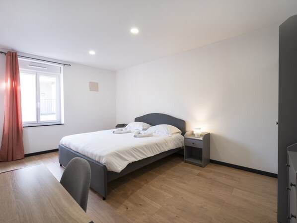 4 chambres, lit parapluie, Wi-Fi, draps fournis