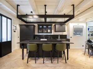 Frigorífic, microones, forn i placa de cuina 