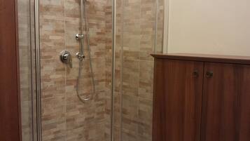 Appartamento, 1 camera da letto, fumatori | Dotazioni del bagno | Accappatoio, carta igienica