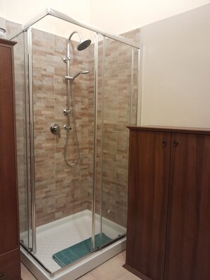 アパートメント 1 ベッドルーム 喫煙可 | バスルームの設備 | バスローブ、トイレットペーパー