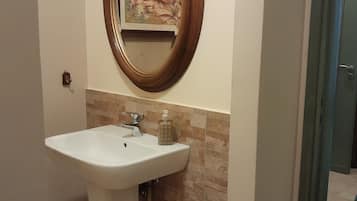 Apartment, 1 Schlafzimmer, Raucher | Badezimmer | Bademäntel, Toilettenpapier