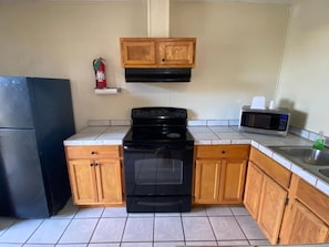 Oven, stovetop, cookware/dishes/utensils, freezer - Relax Inn-Plaquemine (Plaquemine)