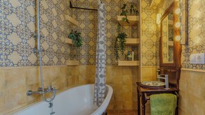 Towels, soap, toilet paper - Casa del Patito with Vista | Duckling Stays (Olvera)