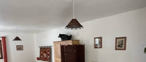 1 غرفة نوم ومكواة/لوح كي وواي فاي وملاءات أسرّة